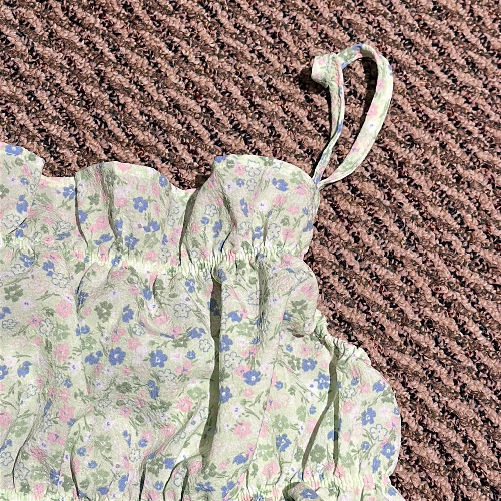NWOT H and m divided light green floral spaghetti strap tank crop top - Picture 3 of 5